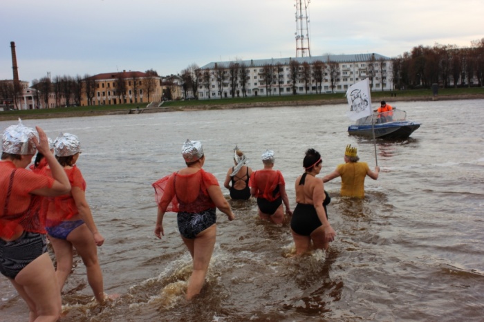 "моржи" входят в воду